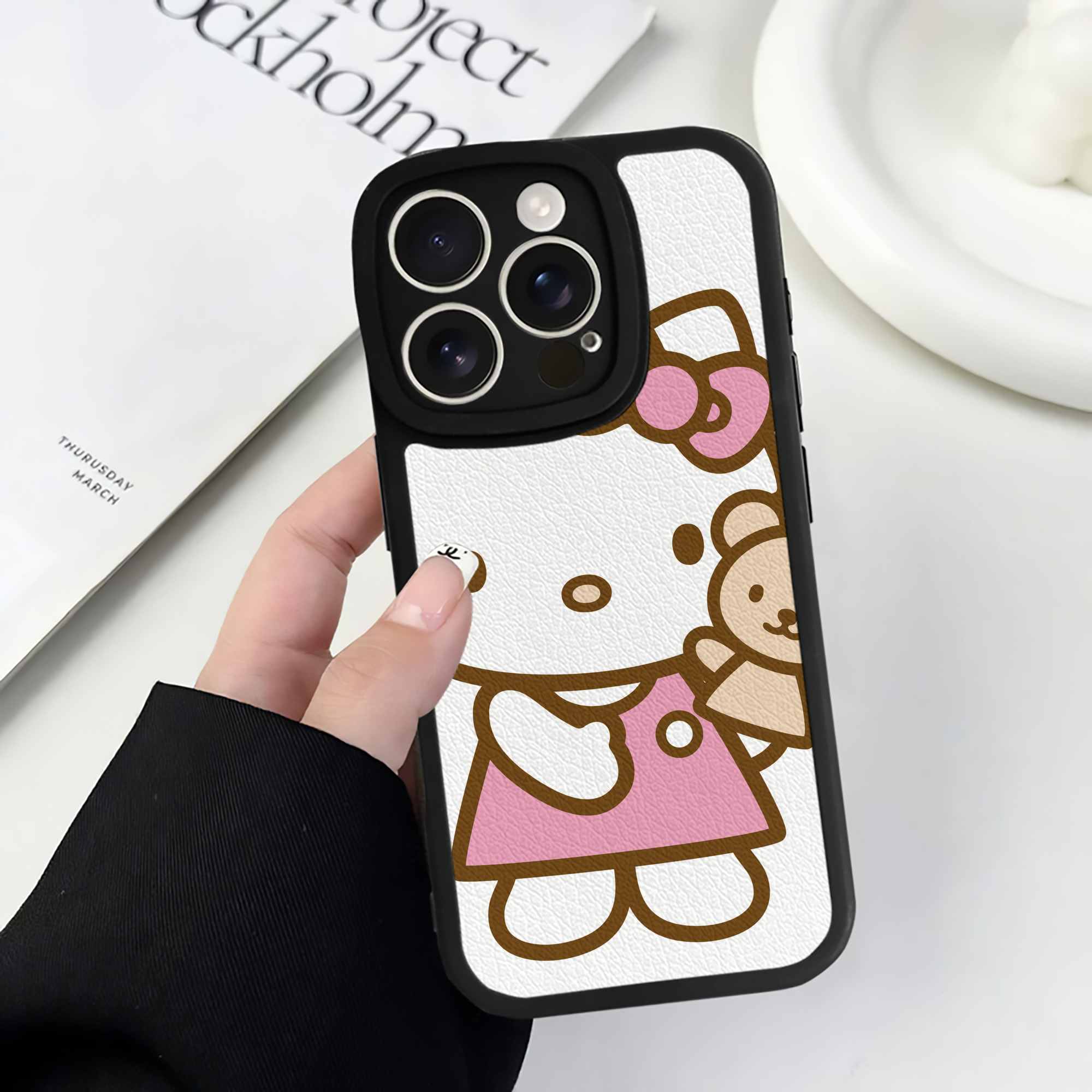 （画像用） Hello Kitty ハローキティ 【iPhone 16シリーズ対応】シリコンスマホケース（レザー調） 材質：シリコン
